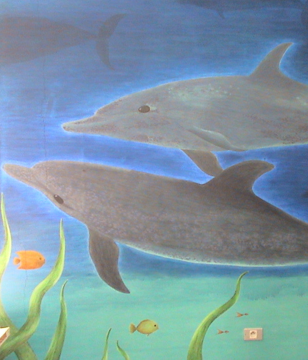 Dauphins, fresque à la peinture acrylique, 5 mètres 20 x 3 mètres.